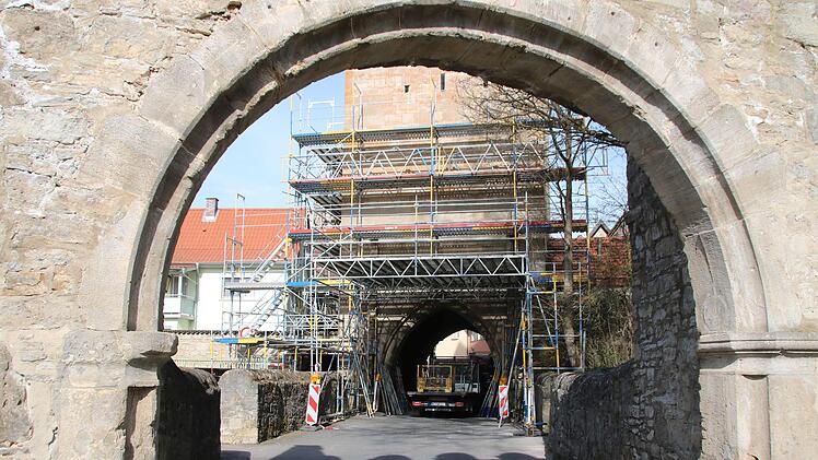 Allmählich wächst das Gerüst am Münnerstädter Jörgentor. Die Firma hat zuerst den Fußweg abgesichert, das Tor ist also für Fußgänger passierbar. Foto: Thomas Malz