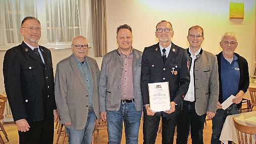 Seit 40 Jahren stellt er sich in den Dienst der Feuerwehr Ober-/Unterzettlitz: Erster Kommandant Kurt Lanzendörfer (Vierter von links) wurde für 40-jährige Treue mit einer staatlichen Auszeichnung geehrt. Mit ihm freuten sich Zweiter Vorsitzender ...