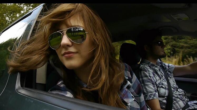 Tea Bodova  lässt im Film "Luftdruck" die Haare im Wind wehen.