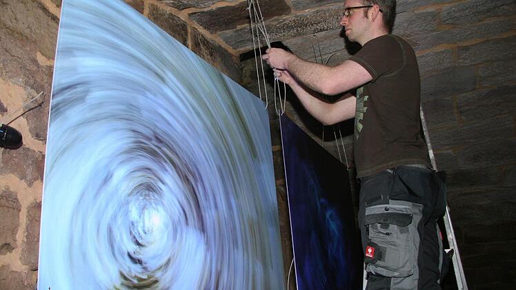 Natürlich müssen die Luftbilder etwas abgehoben sein. Martin Schöffel hilft Kerstin Sperschneider und hinterleuchtet die Acrylplatten mit LED-Technik