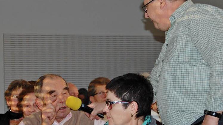 Gastgeber Siegfried Söder (rechts) im Gespräch mit Bruno Bühner (84). Foto: Sigismund von Dobschütz