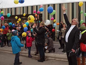 Kindergartenkinder sangen zur Einweihung der Krippe Lieder und ließen Luftballons fliegen. Fotos: Alfred Thieret