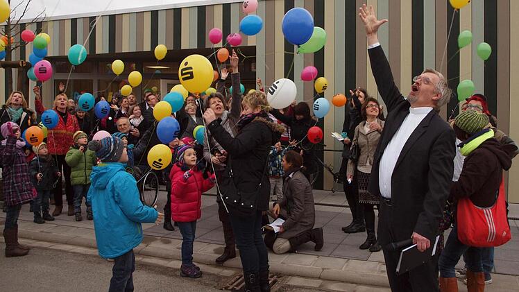 Kindergartenkinder sangen zur Einweihung der Krippe Lieder und ließen Luftballons fliegen. Fotos: Alfred Thieret