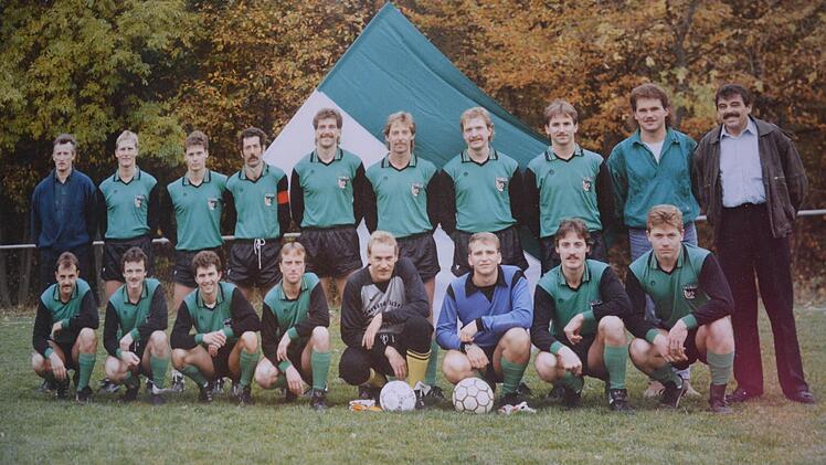 Das sind die Helden von einst: mit dieser Mannschaft feierte der TSV Gauaschach in der Saison 1987/88 erstmals die C-Klassen - Meisterschaft und den Aufstieg in die B-Klasse.  Foto: Archiv Jana Keul