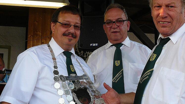 Stellvertretender Schützenmeister Raimund Ortlieb (rechts) legt dem neuen Hauptkönig Uwe Mai (links) die Königskette an. Mit im Bild Schützenmeister Reinhard Kraus (Mitte). Fotos: Klaus-Peter Wulf
