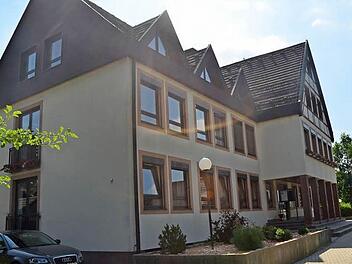 Der Gemeinderat Stockheim entscheidet sich für eine gründliche Sanierung des Rathauses im Parterrebereich und auch für einen Außen- Aufzug an der Nordseite (links im Bild). Foto: K.-H.Hofmann