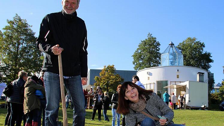 Teamarbeit: Bernd Kastner grub die Löcher, in die Zweite Bürgermeisterin Christina Butterer die Zwiebeln versenkte. Foto: Bettina Knauth