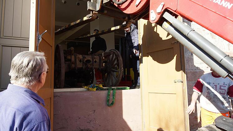 Der Wagen wird aus dem Museum geholt.Foto: Arkadius Guzy