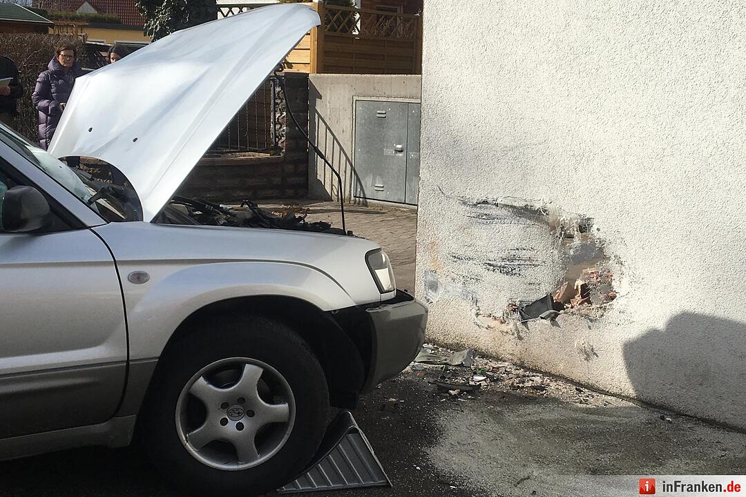 Senior rammt mehrere Autos in Tiefgarage und kracht dann gegen Mauer