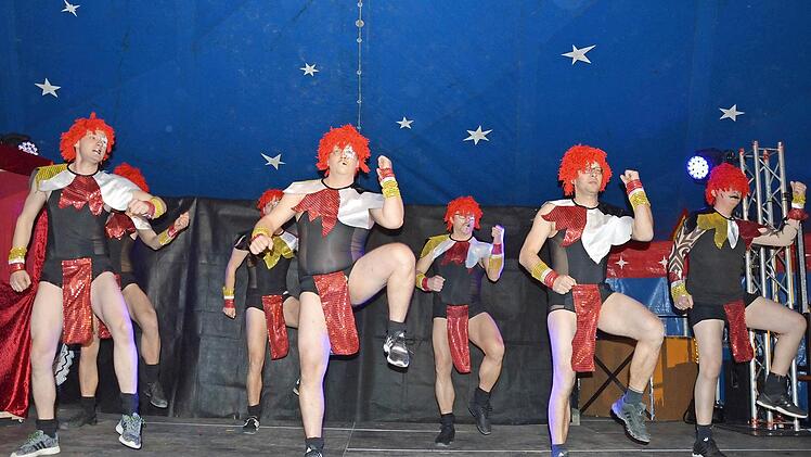 Das Dobenreuther M&auml;nnerballettbegeistert die n&auml;rrischen Weiber mit perfekter Choreografie und ausgefallener Kost&uuml;mierung.