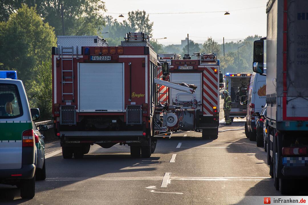 Schwerer Unfall in Fürth: Kleintransporter kracht in Kehrfahrzeug