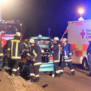 Schwerer Unfall in Hallstadt - Fahrer flieht
