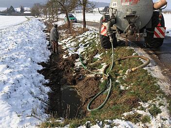 Helfer pumpten Gülle aus dem Wassergraben, um den Schaden für die Umwelt in Memmelsdorf einzudämmen.  News5/Ferdinand Merzbach