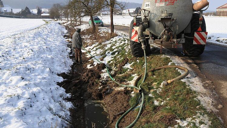 Helfer pumpten Gülle aus dem Wassergraben, um den Schaden für die Umwelt in Memmelsdorf einzudämmen.  News5/Ferdinand Merzbach