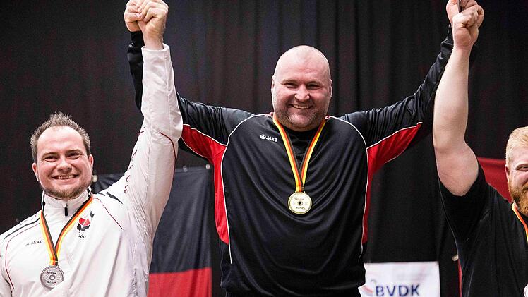 Christoph Seefeld lässt sich feiern. Die unterlegenen Kontrahenten freuen sich mit dem neuen deutschen Meister.