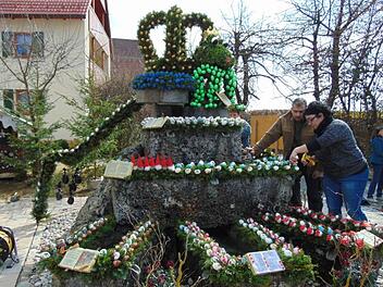 1100 Eier wurden bemalt und dreidimensional gestaltet. Und oben auf dem Brunnen thront der Froschkönig mit Kussmund.Petra Malbrich