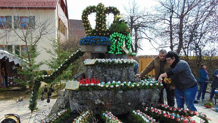1100 Eier wurden bemalt und dreidimensional gestaltet. Und oben auf dem Brunnen thront der Froschkönig mit Kussmund.Petra Malbrich