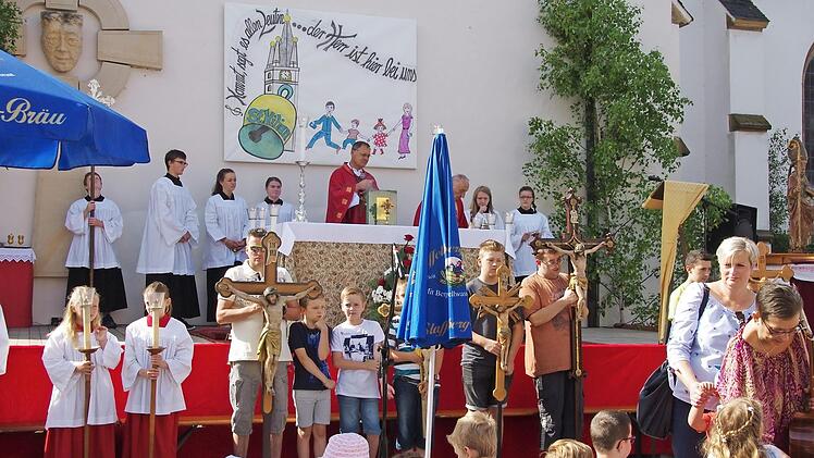 Pfarrer Georg Birkel und Gerhard Hellgeth gestalteten den Gottesdienst zum Patronatsfest des heiligen Kilian.