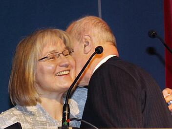 Die Ehrenspange der Stadt Höchstadt überreichte Gerald Brehm in diesem Jahr an Dagmar Wennmacher für ihre Verdienste um die Städtepartnerschaft mit Castlebar.    Foto: Evi Seeger