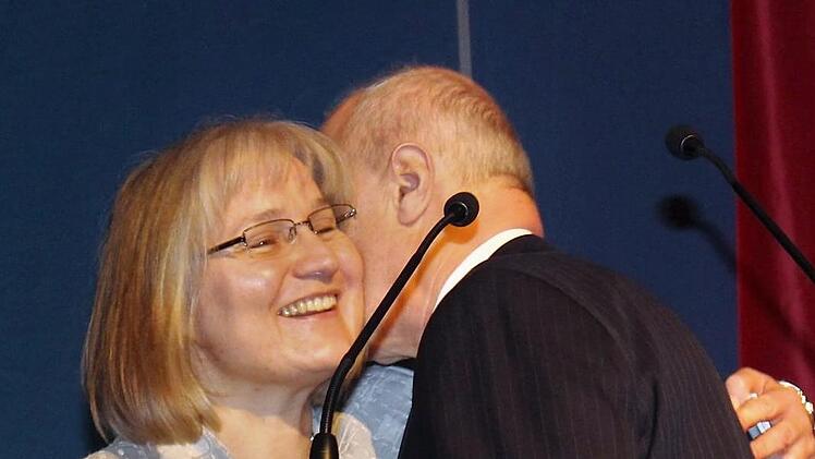 Die Ehrenspange der Stadt Höchstadt überreichte Gerald Brehm in diesem Jahr an Dagmar Wennmacher für ihre Verdienste um die Städtepartnerschaft mit Castlebar.    Foto: Evi Seeger