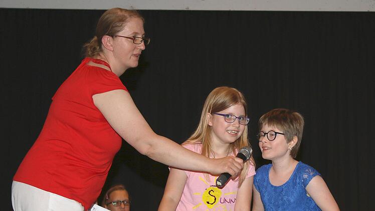 Sind die vielen Leute etwa wegen ihnen gekommen? "Nee, ich glaub net", sagt Svenja (rechts) zu Larissa. Da hat sie sich aber ganz schön getäuscht.