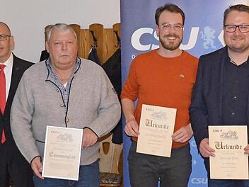 Ehrenmitglied Christian Mrosek (Dritter von links) und die für langjährige Mitgliedschaft ausgezeichneten Mitglieder Philipp Gierlich und Christian Zorn (Dritter und Zweiter von rechts) zusammen mit Zweitem Ortsverbandsvorsitzenden Ralf Reisenweber und Kreisvorsitzendem Christian Meißner (von links) sowie Zweitem Ortsverbandsvorsitzenden Michael Hennig (rechts) Foto: Thomas Micheel