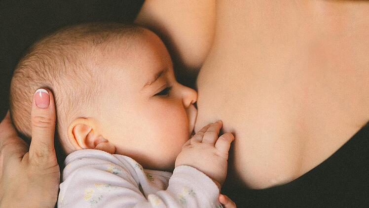 Muttermilch kann die Gesundheit eines Kindes erwiesenerma&szlig;en f&ouml;rdern.