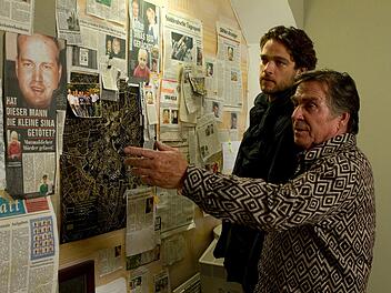 Der pensionierte Kommissar Altendorf (Elmar Wepper, rechts) hat im Keller alles archiviert, was ihm im "Fall Sina Kolb" in die Finger kam, Tanner (Ronald Zehrfeld) soll die Aufkl&auml;rung zum Ende bringen.