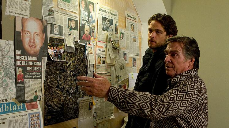 Der pensionierte Kommissar Altendorf (Elmar Wepper, rechts) hat im Keller alles archiviert, was ihm im "Fall Sina Kolb" in die Finger kam, Tanner (Ronald Zehrfeld) soll die Aufkl&auml;rung zum Ende bringen.