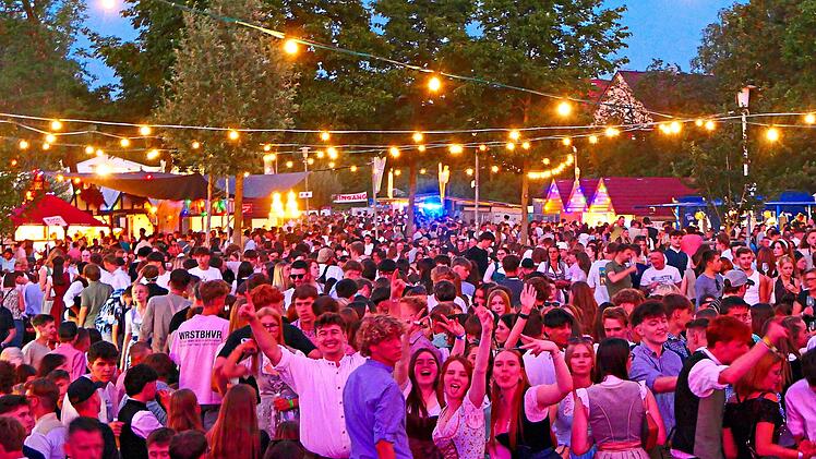 Rund 10.000 Besucher feierten auf dem Festgel&auml;nde des Altmain-Weinfests. F&uuml;r Christian Licha wurde der Abend mit dem spontanen B&uuml;hnenauftritt zu einem unvergesslichen Erlebnis. Christian Licha