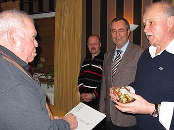 Anton Hügerich (links) war einer derjenigen, die den Veein vor 50 Jahren wiederbelebten. Hans Hetzel, Bürgermeister Jürgen Kohmann und Ortssprecher Andreas Pfarrdrescher (von rechts) dankten ihm dafür. Fotos: Monika Schütz