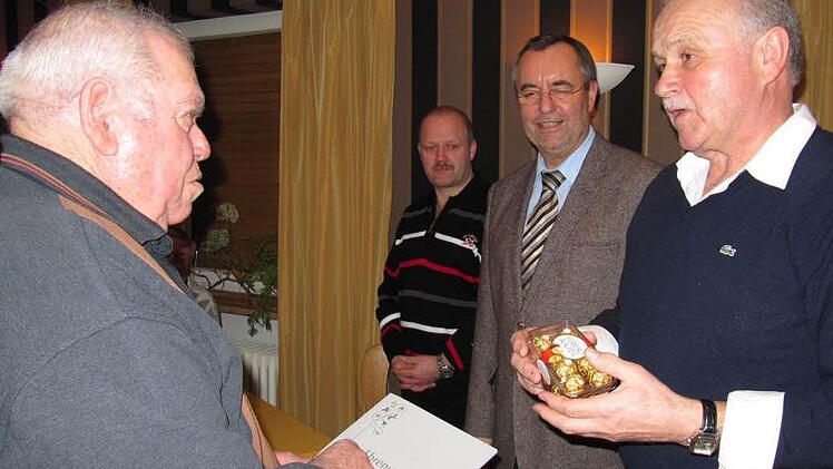 Anton Hügerich (links) war einer derjenigen, die den Veein vor 50 Jahren wiederbelebten. Hans Hetzel, Bürgermeister Jürgen Kohmann und Ortssprecher Andreas Pfarrdrescher (von rechts) dankten ihm dafür. Fotos: Monika Schütz