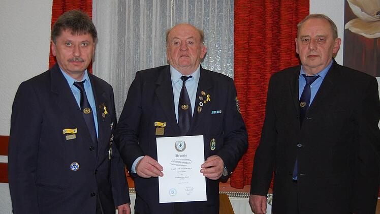 Ehrung Gerhard Heilmann mit dem Großkreuz am Bande. Links Klaus Lutz Kreisvorsitzender und rechts Franz Sennefelder Bezirksvorsitzender. Fotos: Günther Straub
