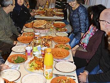 Was Syrer so unter einem "kleinen Imbiss" verstehen. Fotos: Rainer Lutz