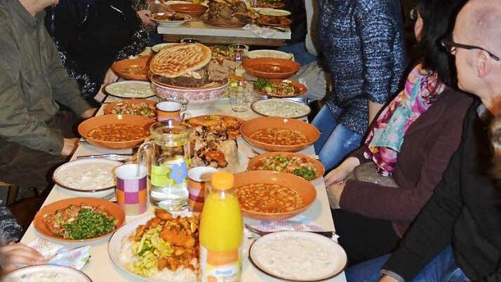 Was Syrer so unter einem "kleinen Imbiss" verstehen. Fotos: Rainer Lutz