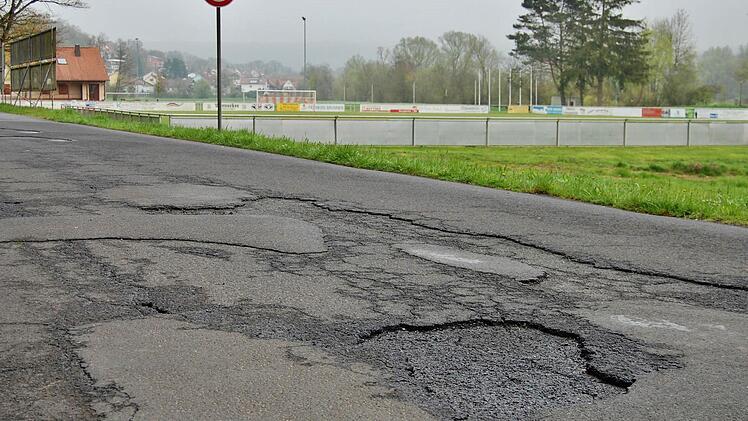 Schlagloch reiht sich an Schlagloch auf der Waldstraße in der Au zwischen Kleinbrach und Hausen.  Foto: Sigismund von Dobschütz