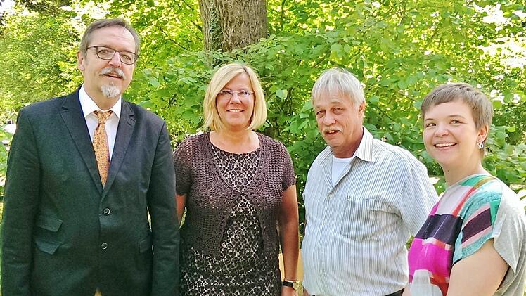 Pfarrer Jochen Keßler-Rosa (links), Vorstandsvorsitzender des Diakonischen Werks Schweinfurt, mit Tagesstätten-Leiter Jürgen Wolfer (stehend) und Elke Krug (rechts), Diakonie-Bereichsleiterin Soziale Dienste, im Gespräch mit Betreuten der Tagesstätte Foto: Tagesstätte