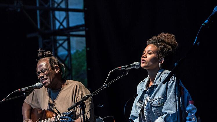 Tambacher Sommer: Wally und Ami Warning im SchlosshofFoto : Jochen Berger