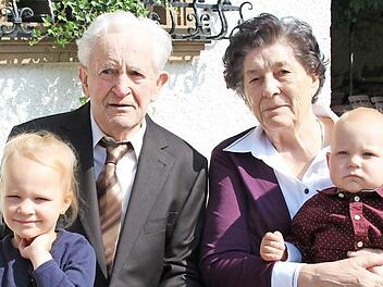 Max und Annemarie Dürrbeck sind seit 60 Jahren verheiratet. Das Foto zeigt sie mit ihren Urenkeln Emilia und Elias.  Foto: Waltraud Enkert