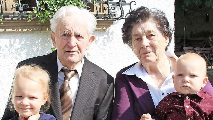 Max und Annemarie Dürrbeck sind seit 60 Jahren verheiratet. Das Foto zeigt sie mit ihren Urenkeln Emilia und Elias.  Foto: Waltraud Enkert