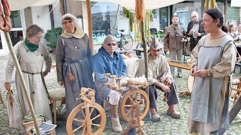 Aus alten Zeiten direkt auf den Anger kamen diese Männer und Frauen. Sie führten vor, wie man Wolle spinnt und färbt.  Foto: Dieter Britz