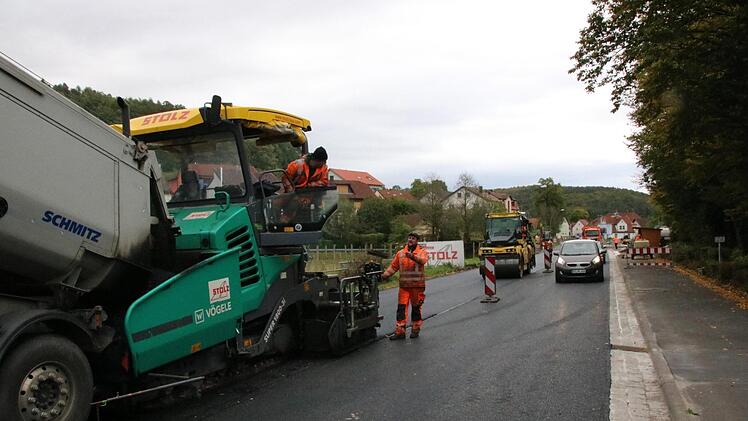 Die Bundesstraße durch Arnshausen wurde gestern asphaltiert, kommende Woche folgt die Verschleißschicht. Foto: Ralf Ruppert