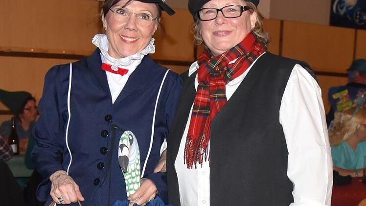 Seit Jahren regelmäßig dabei sind Helga Schneider und Karin Lorenz, die diesmal als Mary Poppins und Schornsteinfeger kamen. Foto: Gabi Arnold