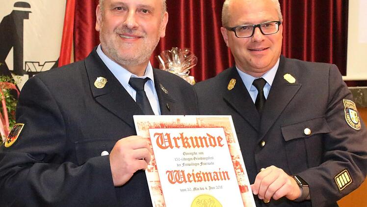 Kreisbrandrat Timm Vogler überreicht an Vorsitzenden Roland Säum die offizielle Urkunde zum 150-jährigen Bestehen. Fotos: Roland Dietz