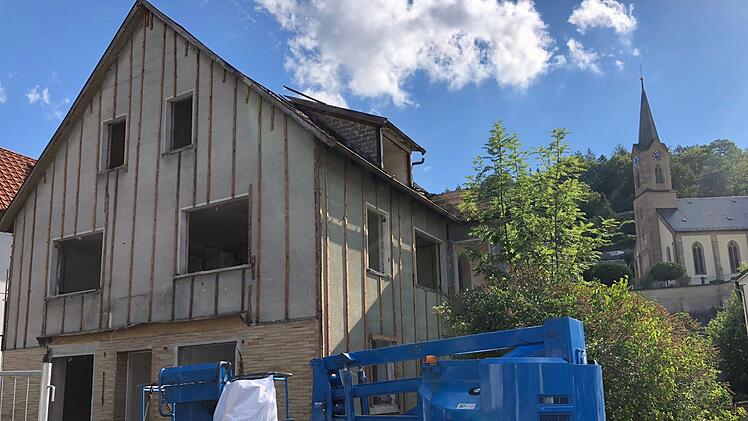 Abrissarbeiten in Wallenfels. Foto: Alexander Löffler