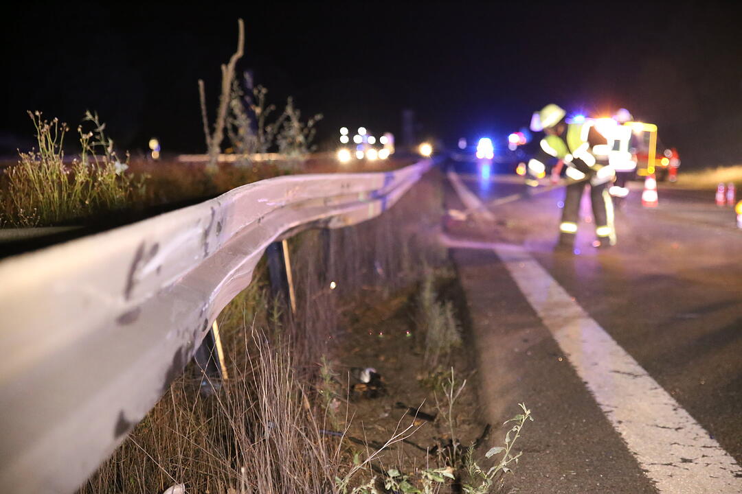 Unfall auf der A6: Auto kracht in Lkw-Heck