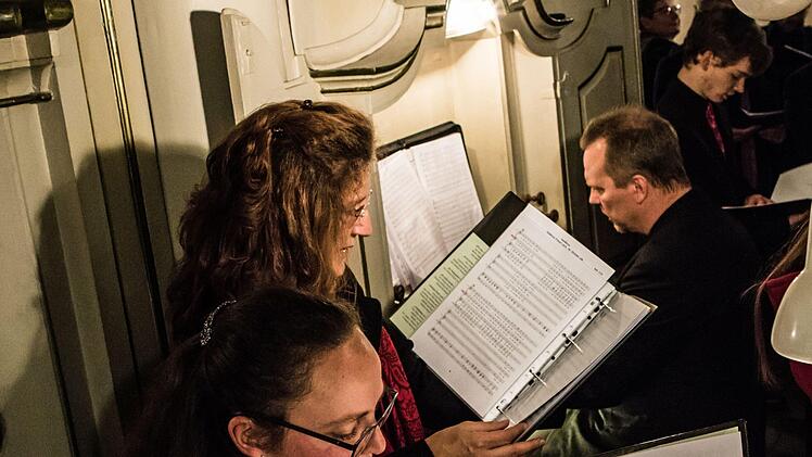 Stimmungsvoll: Ein Projektchor mit Sängern aus der Region Coburg, aus Thüringen, Sachsen und Sachsen-Anhalt gestaltete ein Konzert in Niederfüllbach.Foto: Jochen Berger