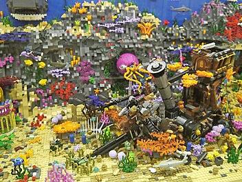 Ein Korallenriff aus Legosteinen ist einer der Hingucker, die es derzeit bei der Sonderausstellung zu bestaunen gibt.  Foto: Coburger Puppenmuseum