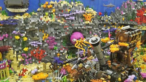 Ein Korallenriff aus Legosteinen ist einer der Hingucker, die es derzeit bei der Sonderausstellung zu bestaunen gibt.  Foto: Coburger Puppenmuseum