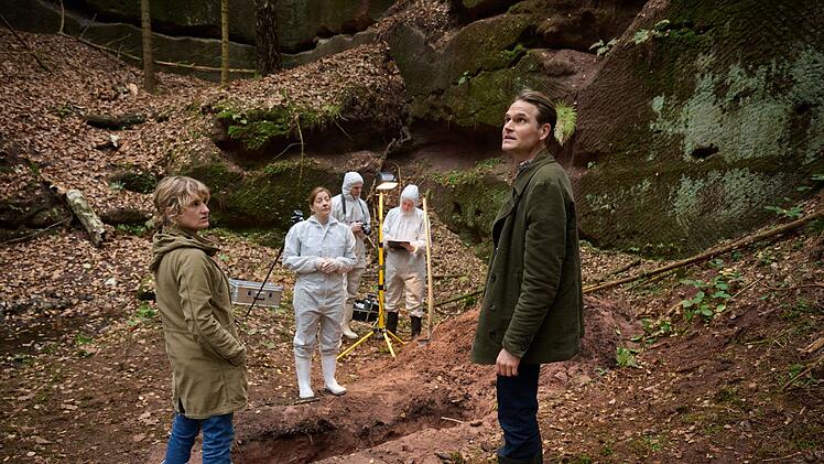 Ein Grab im Reichswald. Wanda Goldwasser (Eli Wasserscheid, links) und Felix Voss (Fabian Hinrichs) sehen sich am Fundort von Andreas Schönfelds Überresten um. Esmeralda Schmuck (Lisa Sophie Kusz) von der Spurensicherung hat erste Informationen für die Ermittler.